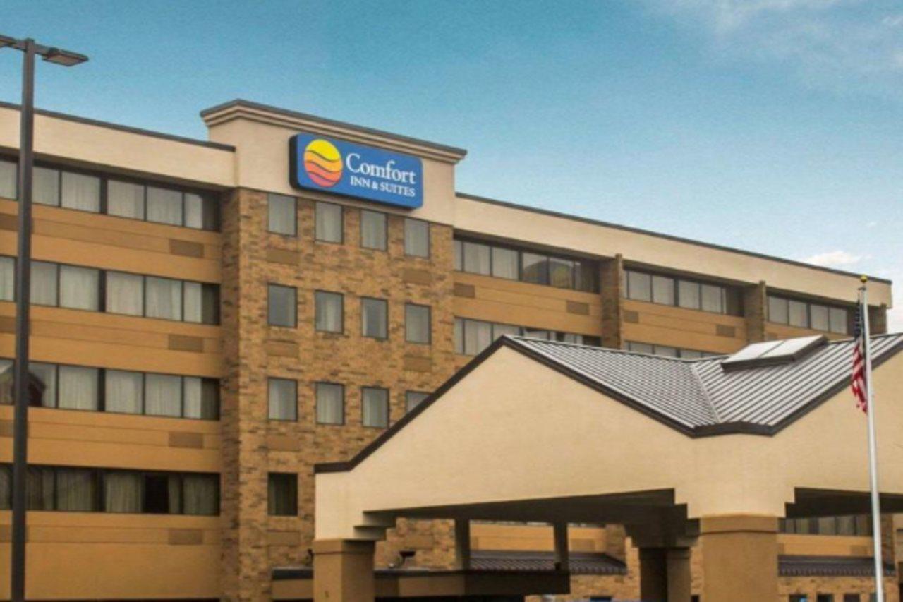 Comfort Inn & Suites Wadsworth Bagian luar foto