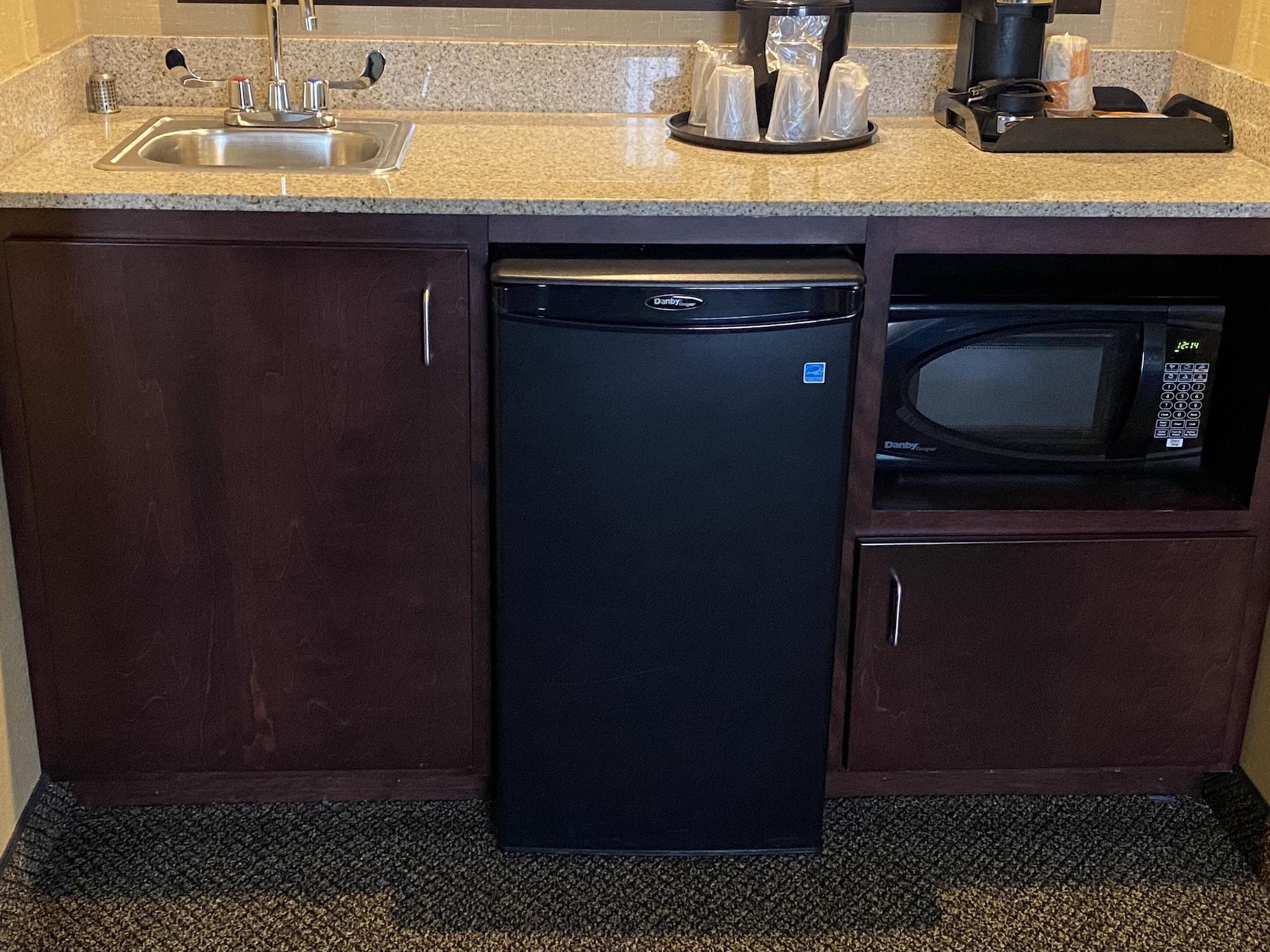 Comfort Inn & Suites Wadsworth Bagian luar foto