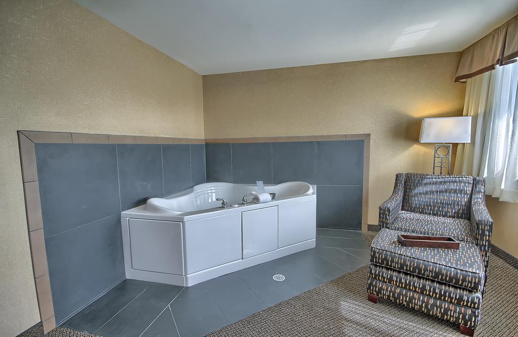 Comfort Inn & Suites Wadsworth Bagian luar foto