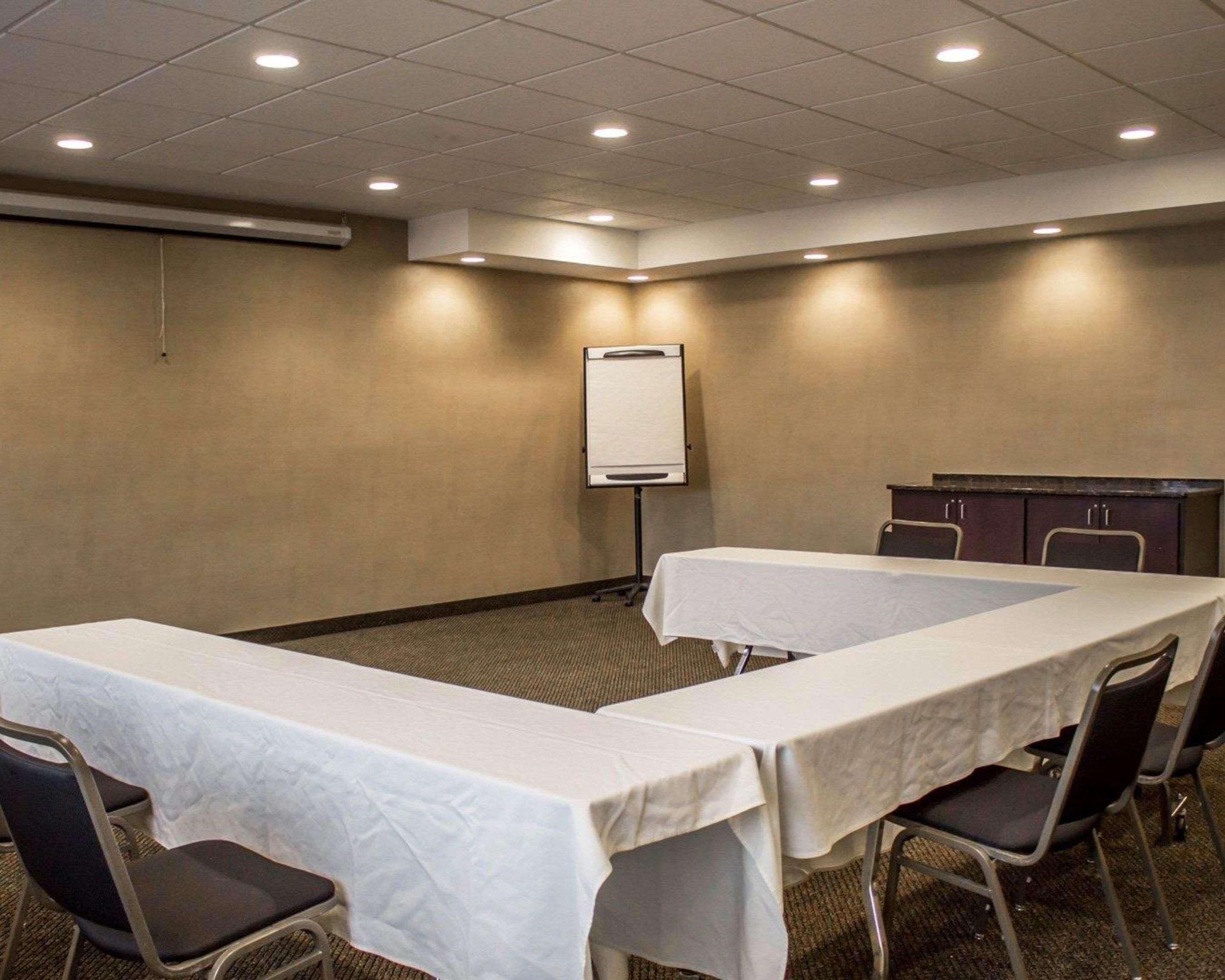 Comfort Inn & Suites Wadsworth Bagian luar foto