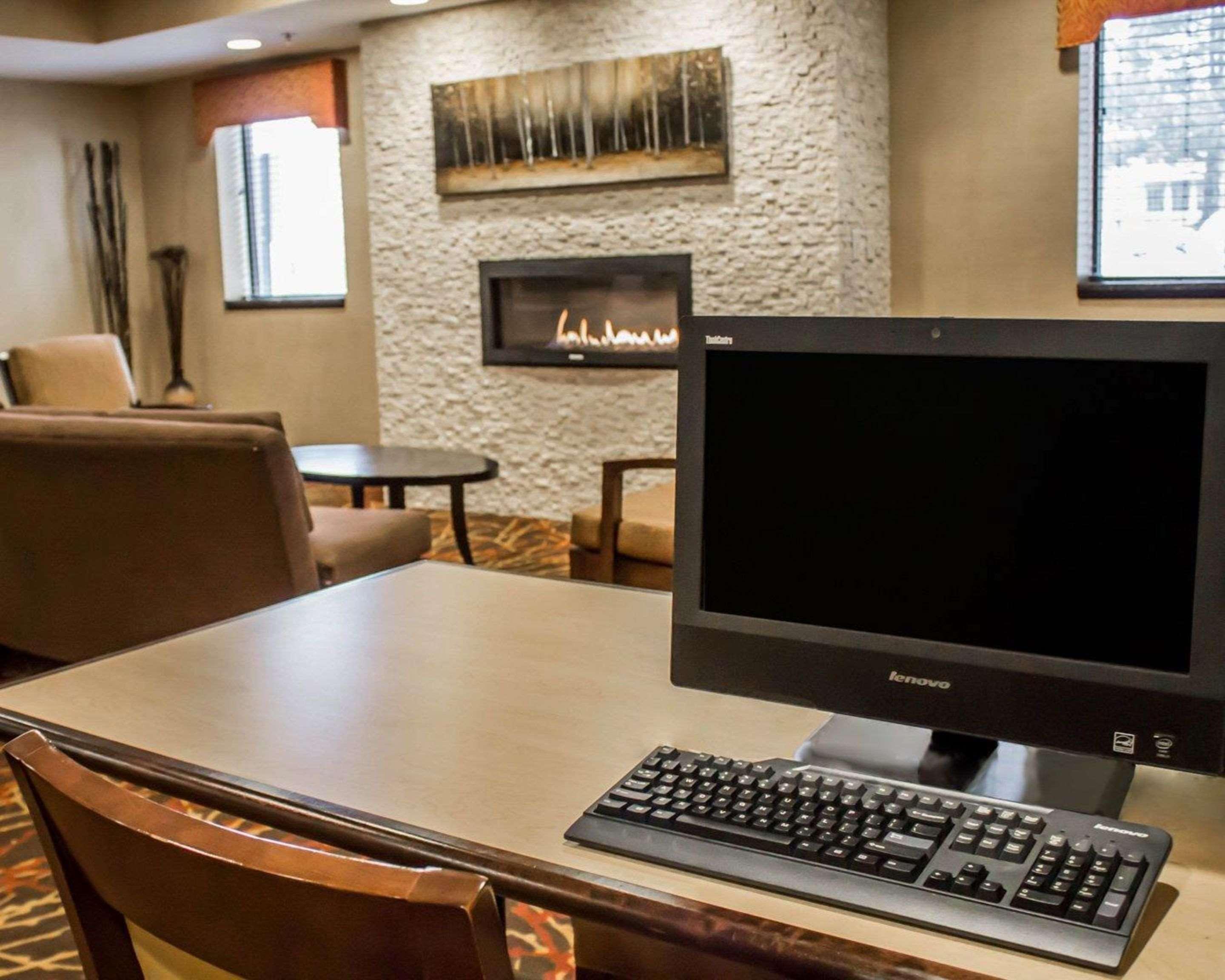 Comfort Inn & Suites Wadsworth Bagian luar foto