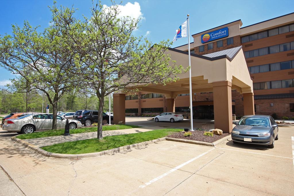 Comfort Inn & Suites Wadsworth Bagian luar foto