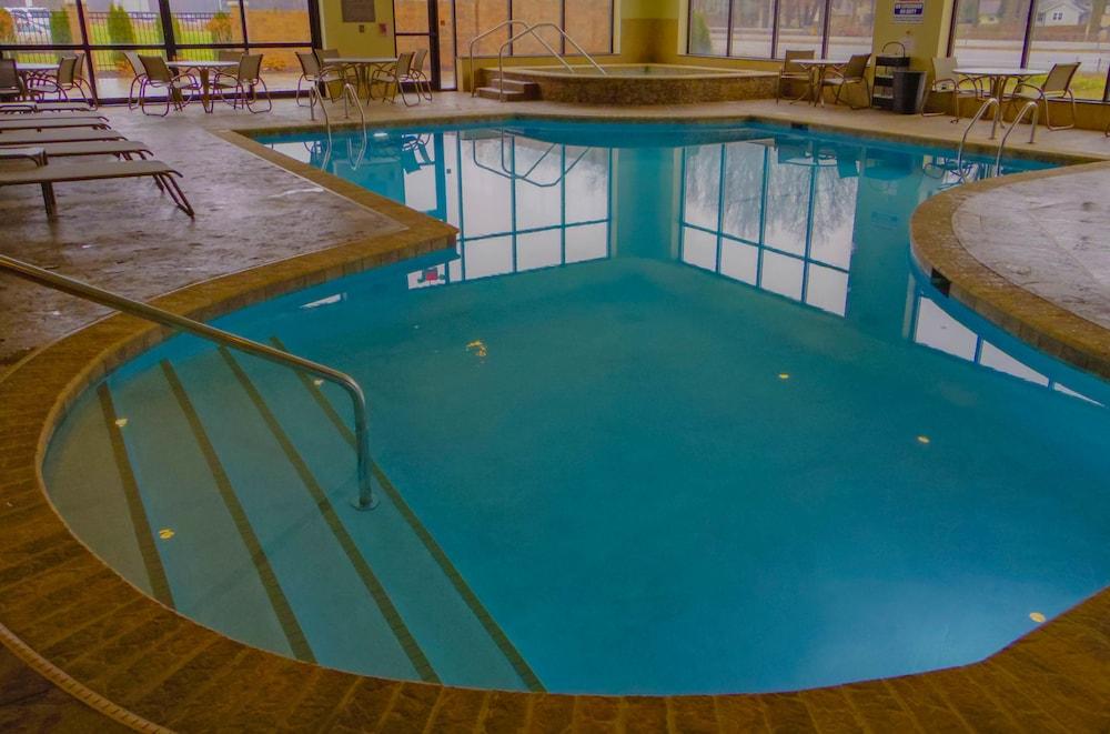 Comfort Inn & Suites Wadsworth Bagian luar foto