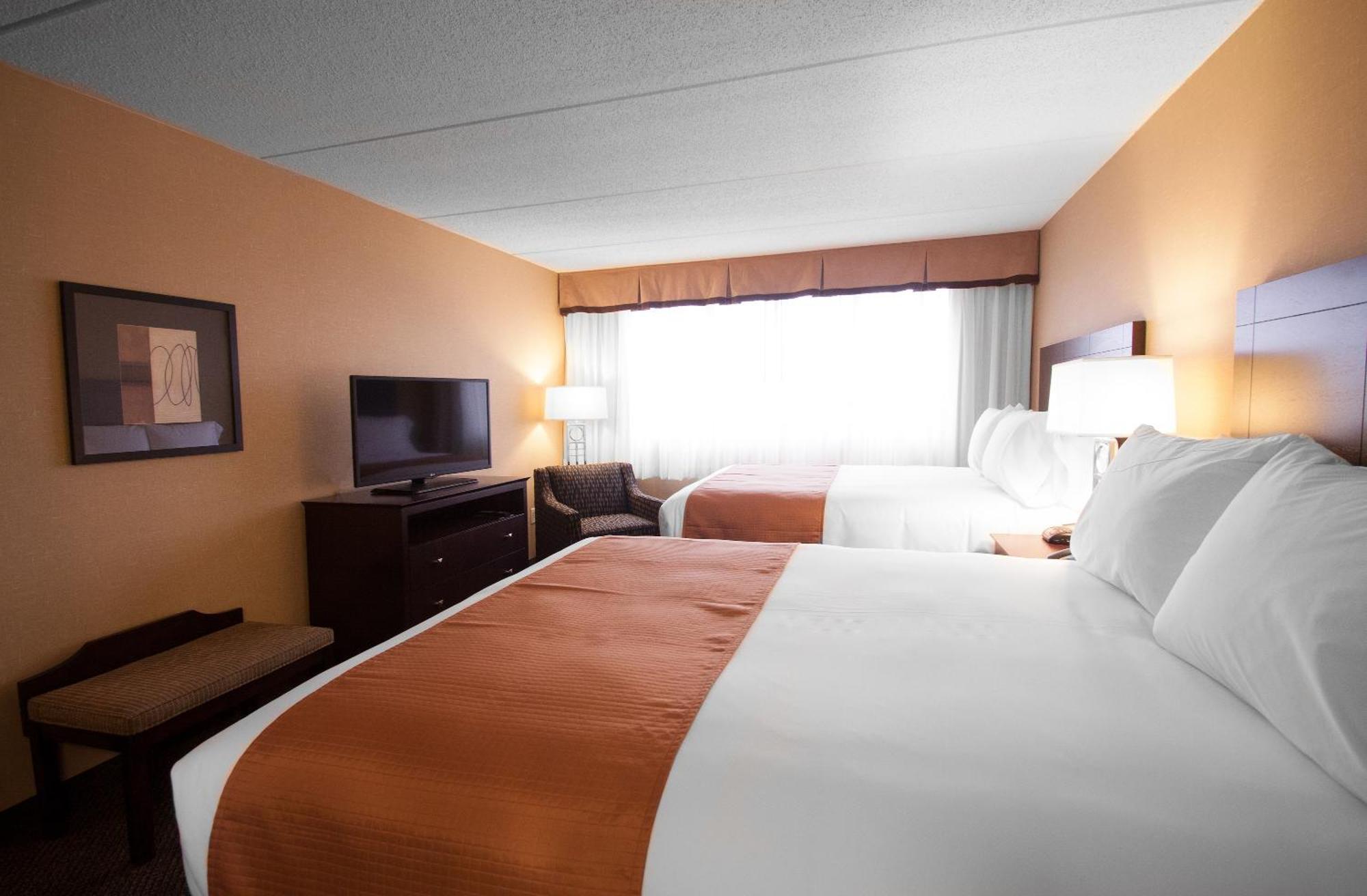 Comfort Inn & Suites Wadsworth Bagian luar foto
