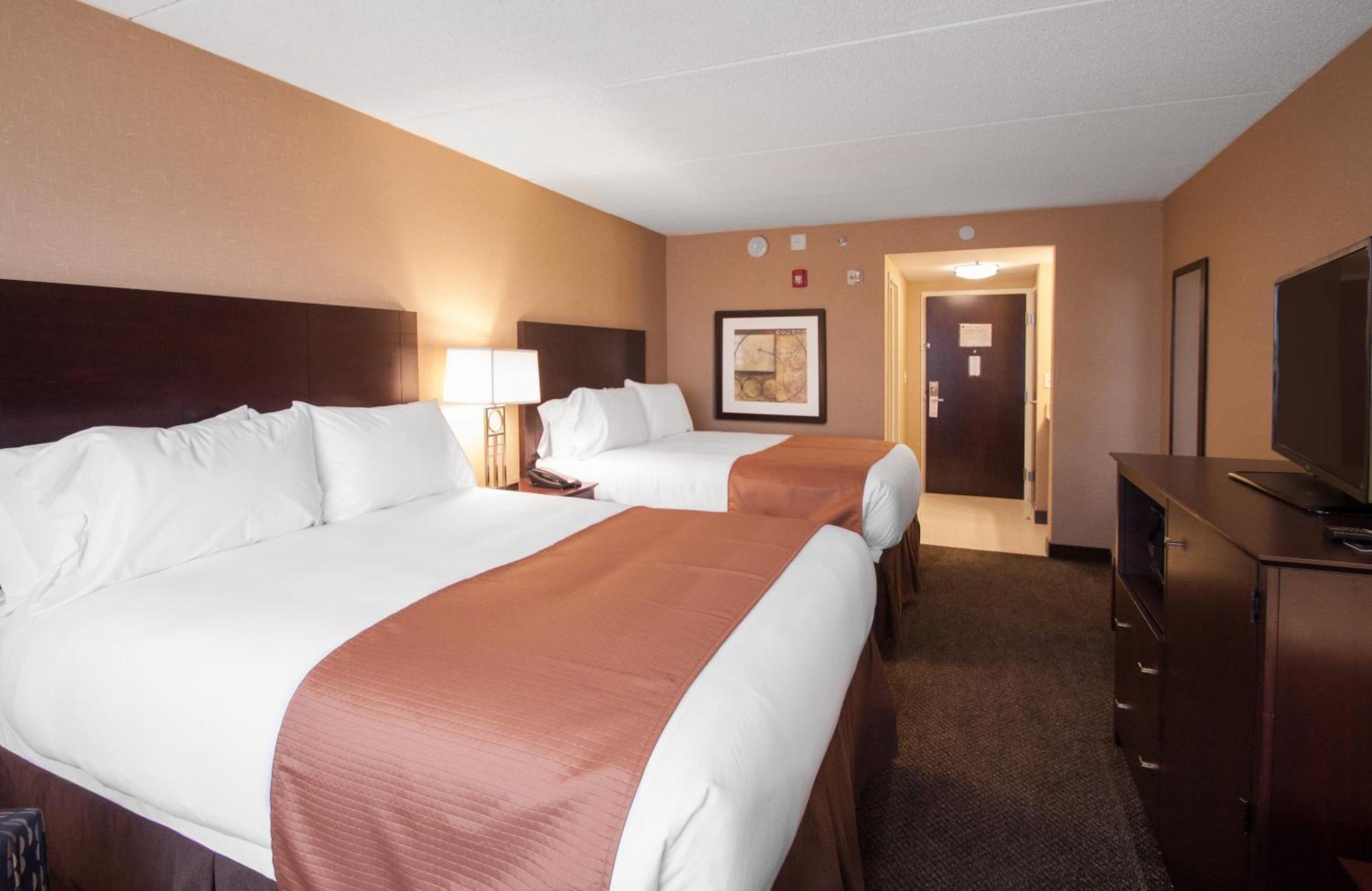 Comfort Inn & Suites Wadsworth Bagian luar foto
