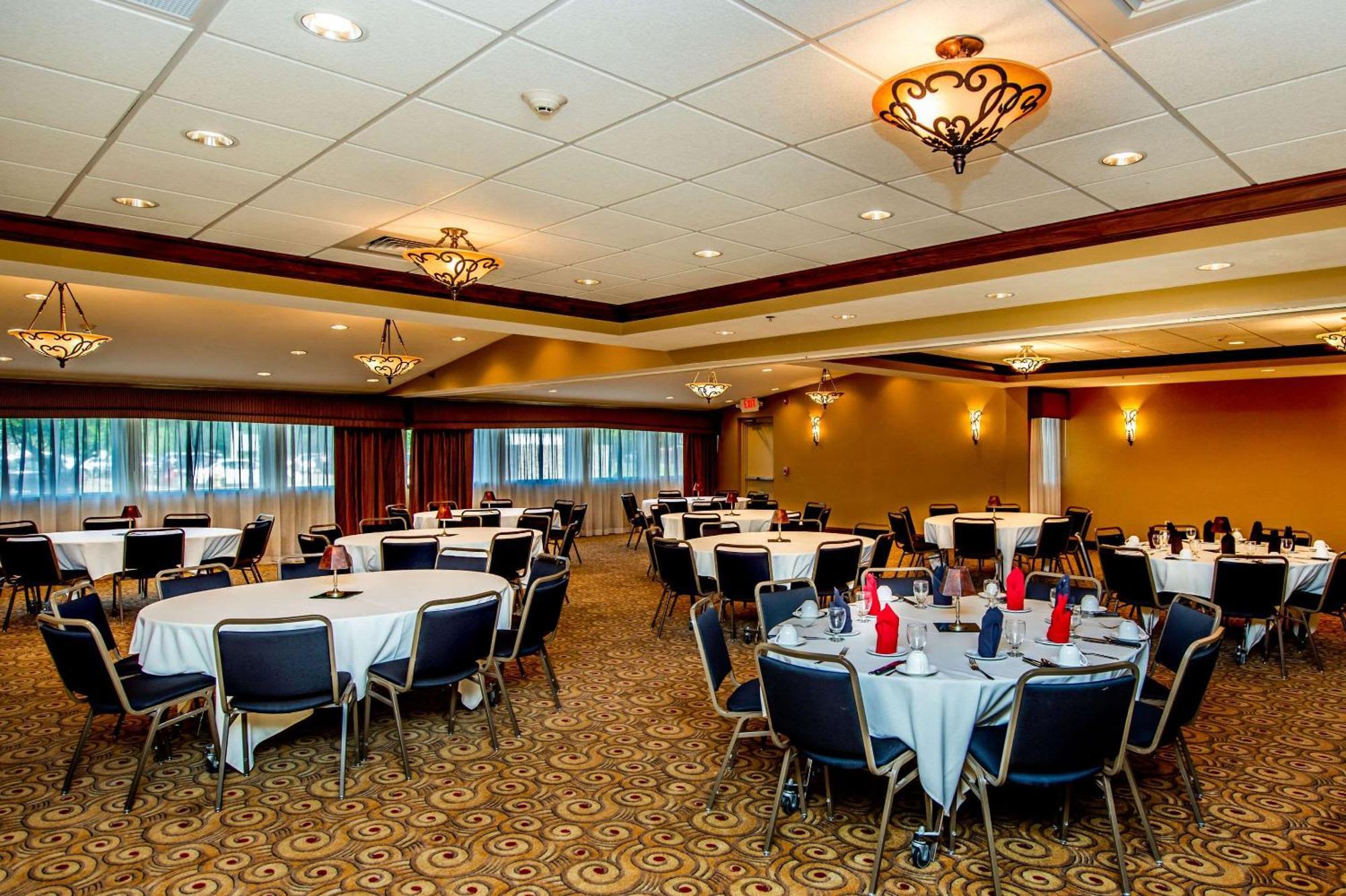 Comfort Inn & Suites Wadsworth Bagian luar foto