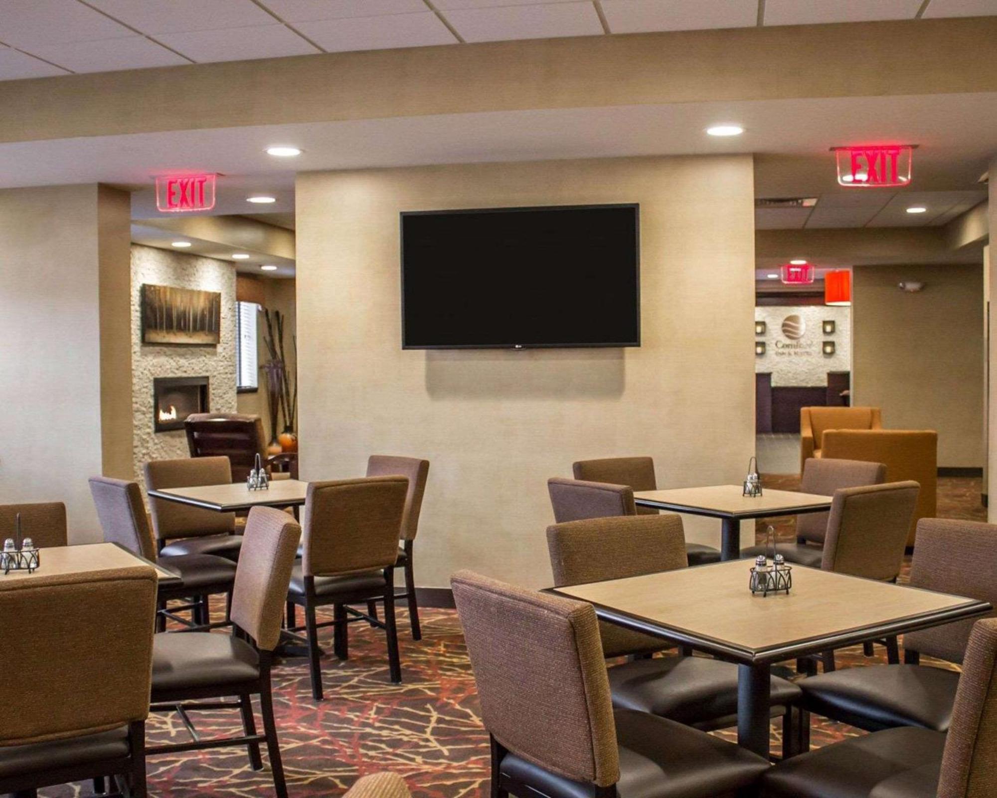 Comfort Inn & Suites Wadsworth Bagian luar foto