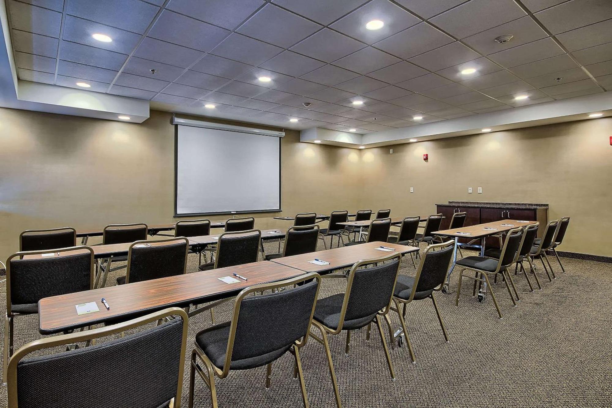 Comfort Inn & Suites Wadsworth Bagian luar foto