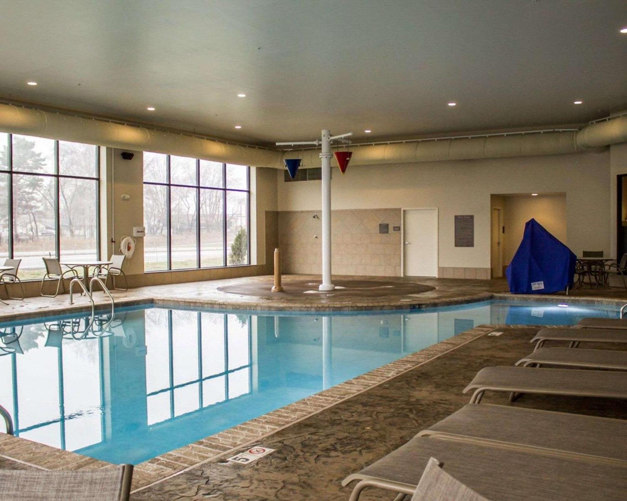 Comfort Inn & Suites Wadsworth Bagian luar foto