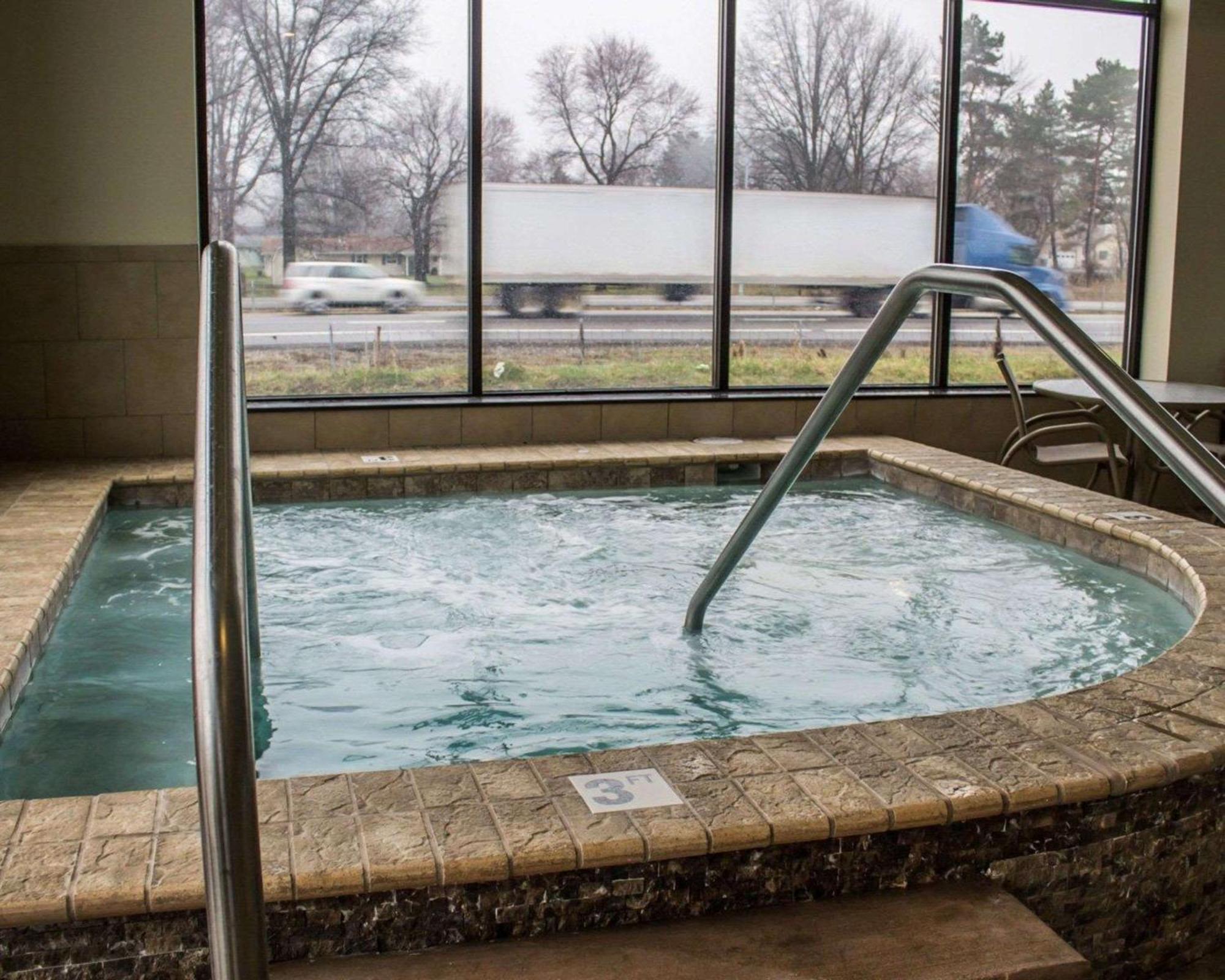 Comfort Inn & Suites Wadsworth Bagian luar foto