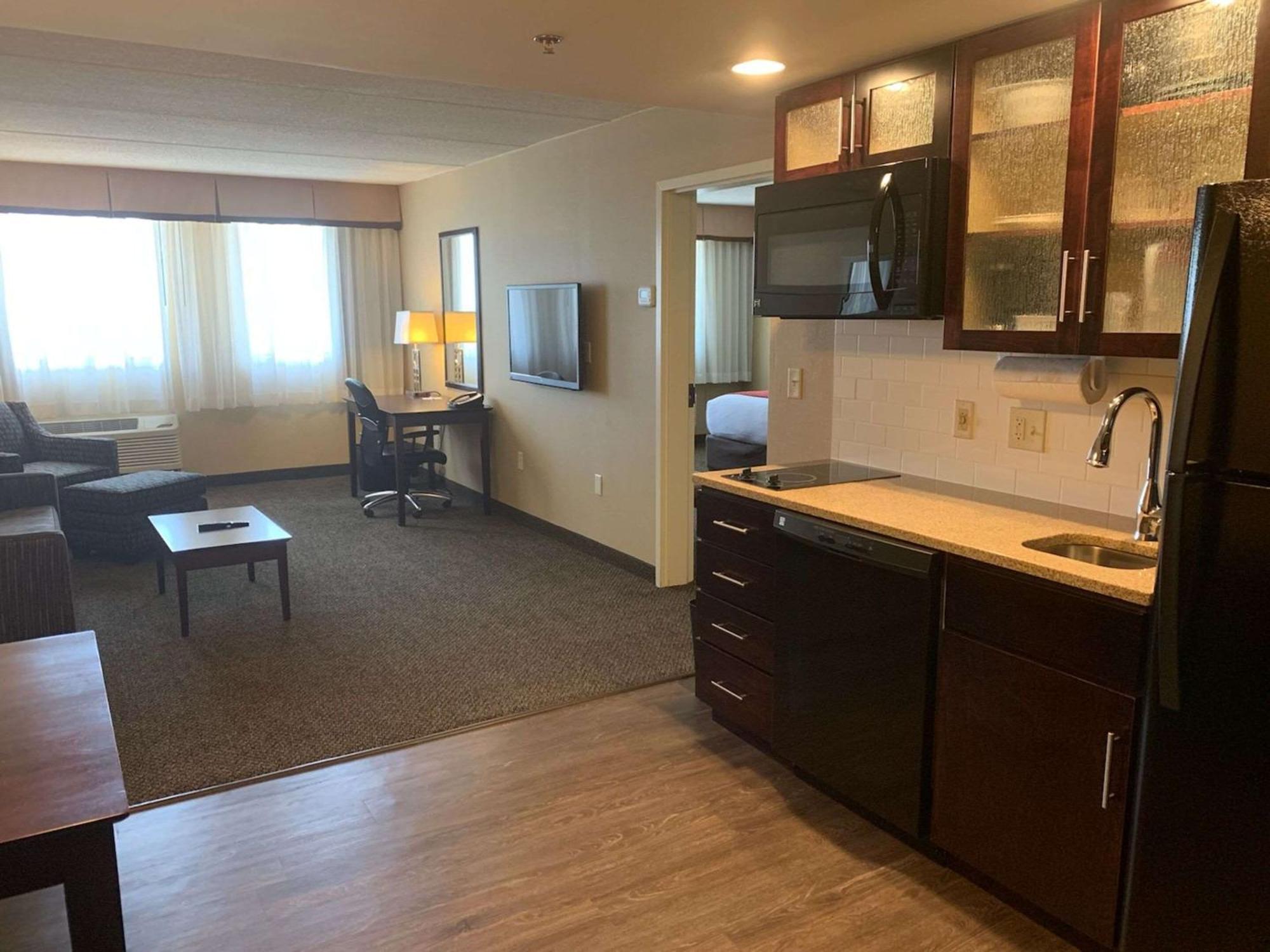Comfort Inn & Suites Wadsworth Bagian luar foto