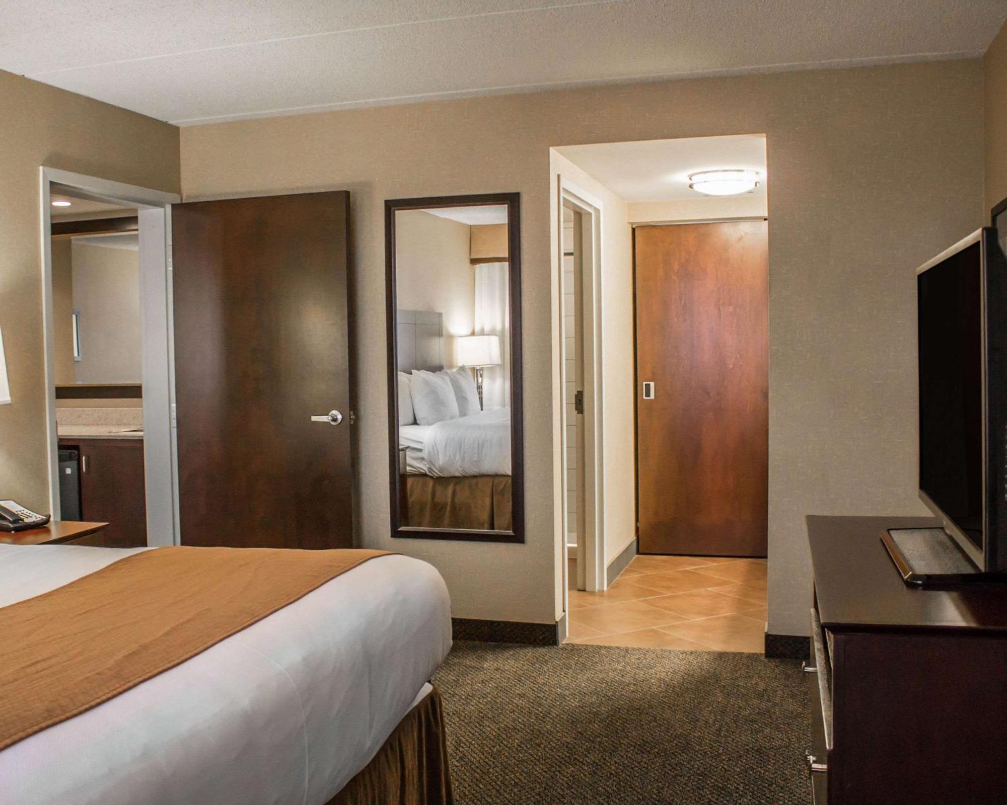 Comfort Inn & Suites Wadsworth Bagian luar foto