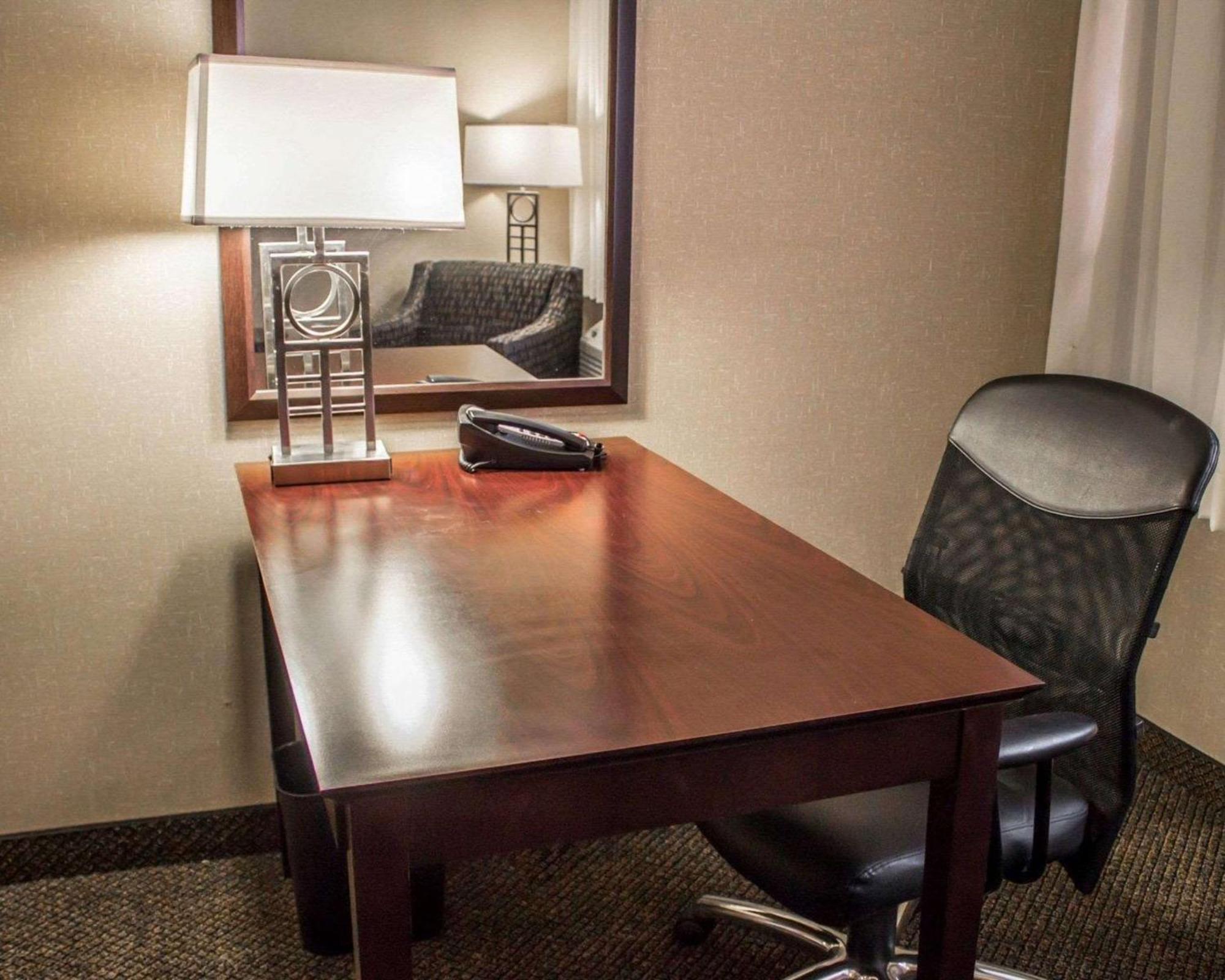 Comfort Inn & Suites Wadsworth Bagian luar foto
