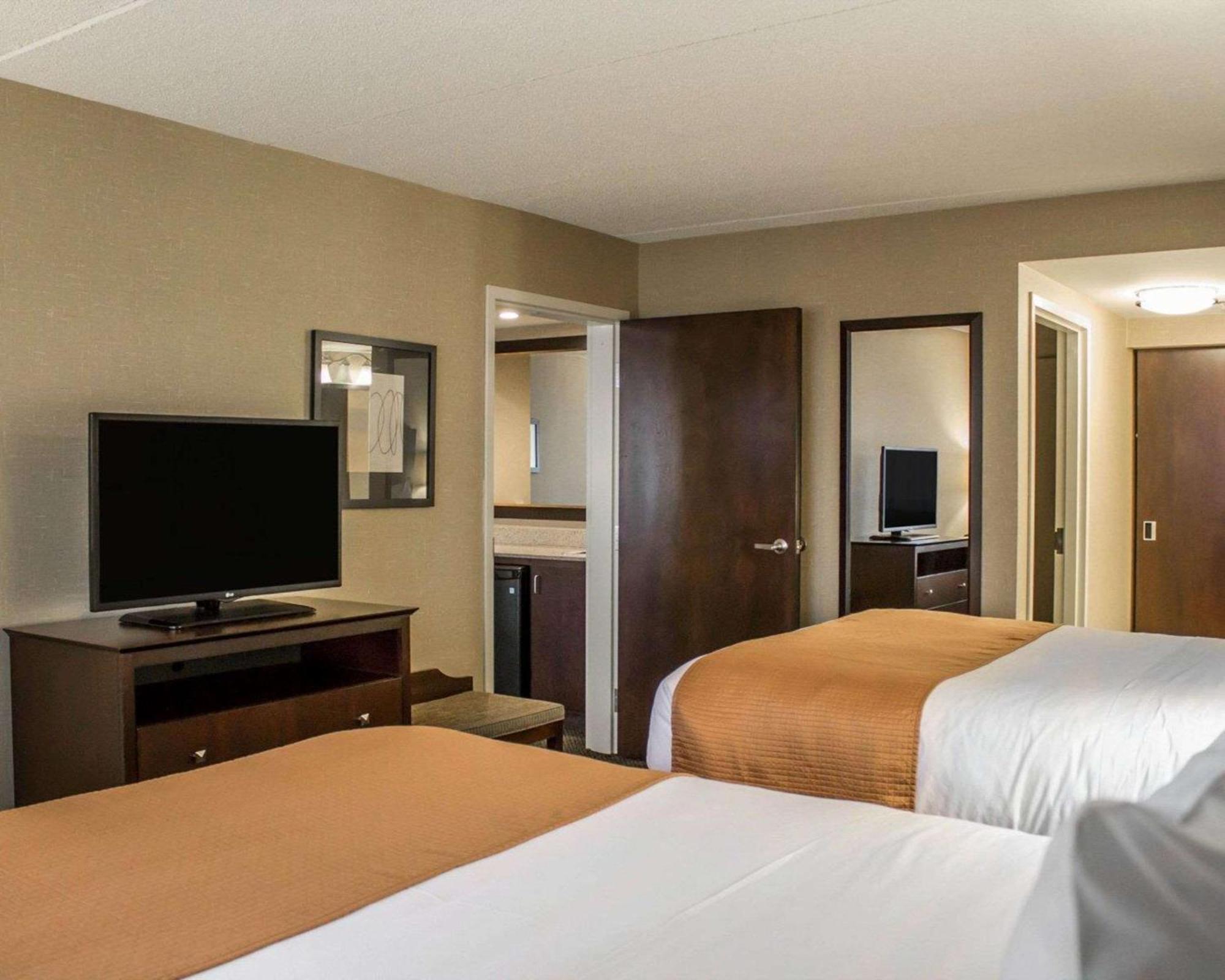 Comfort Inn & Suites Wadsworth Bagian luar foto