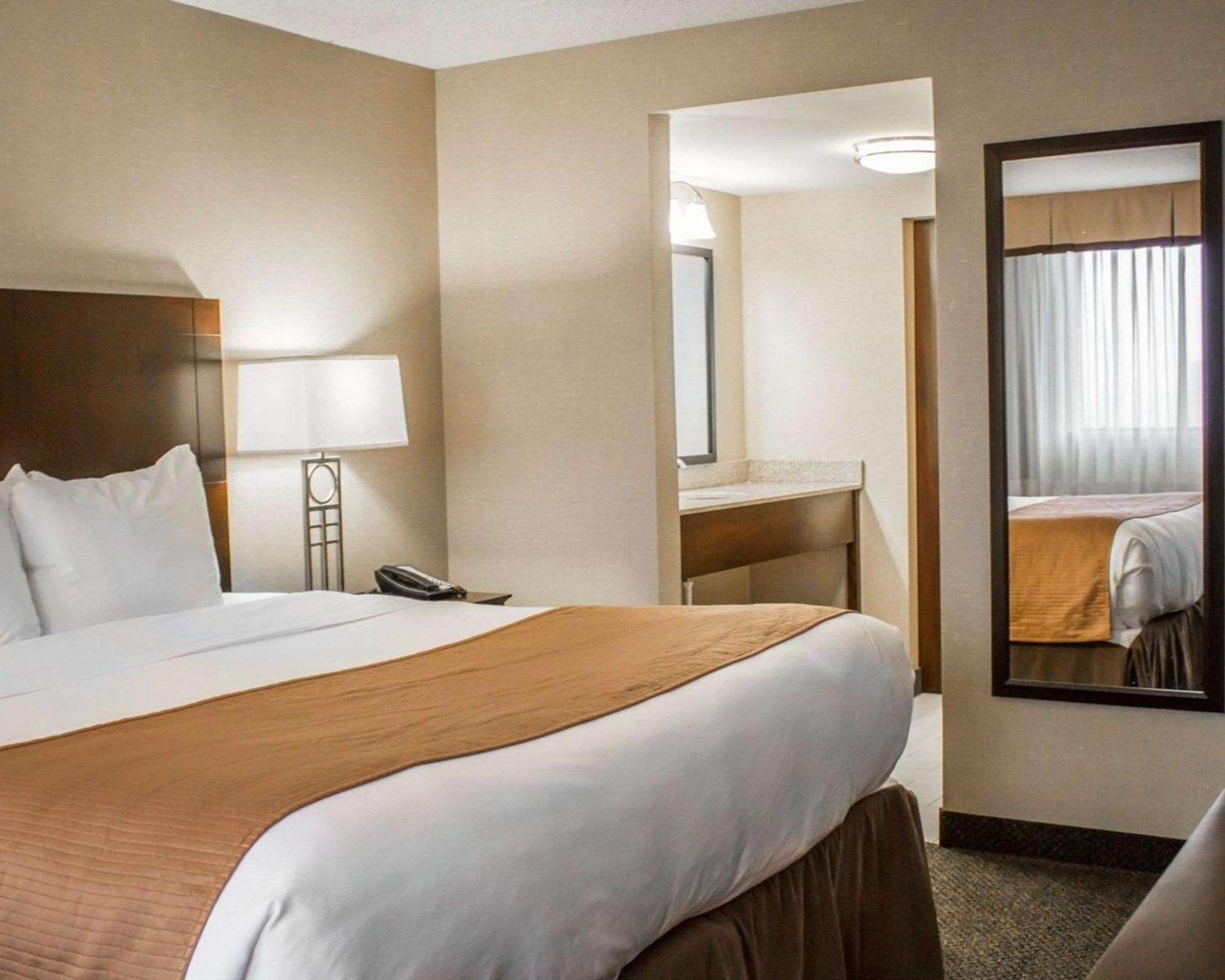 Comfort Inn & Suites Wadsworth Bagian luar foto