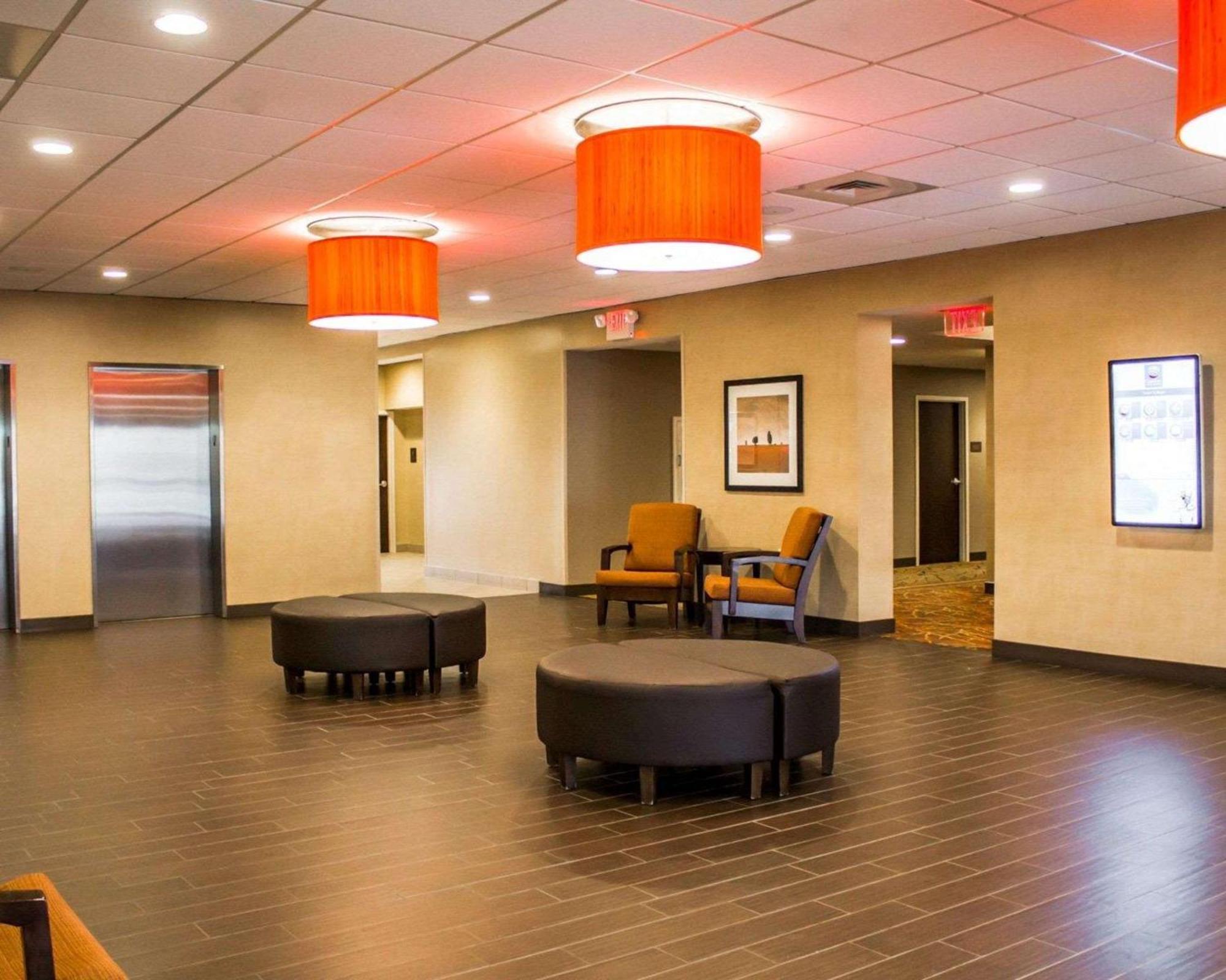 Comfort Inn & Suites Wadsworth Bagian luar foto