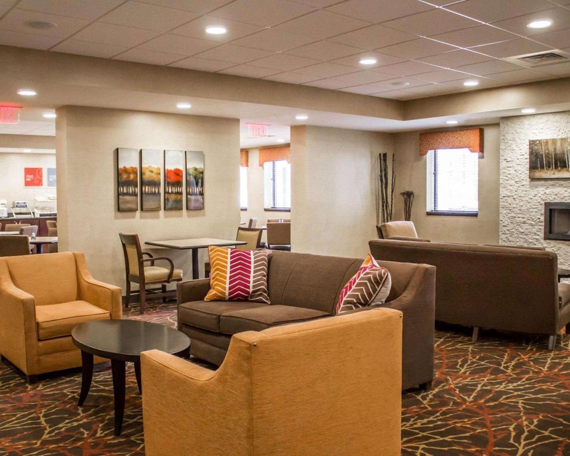 Comfort Inn & Suites Wadsworth Bagian luar foto