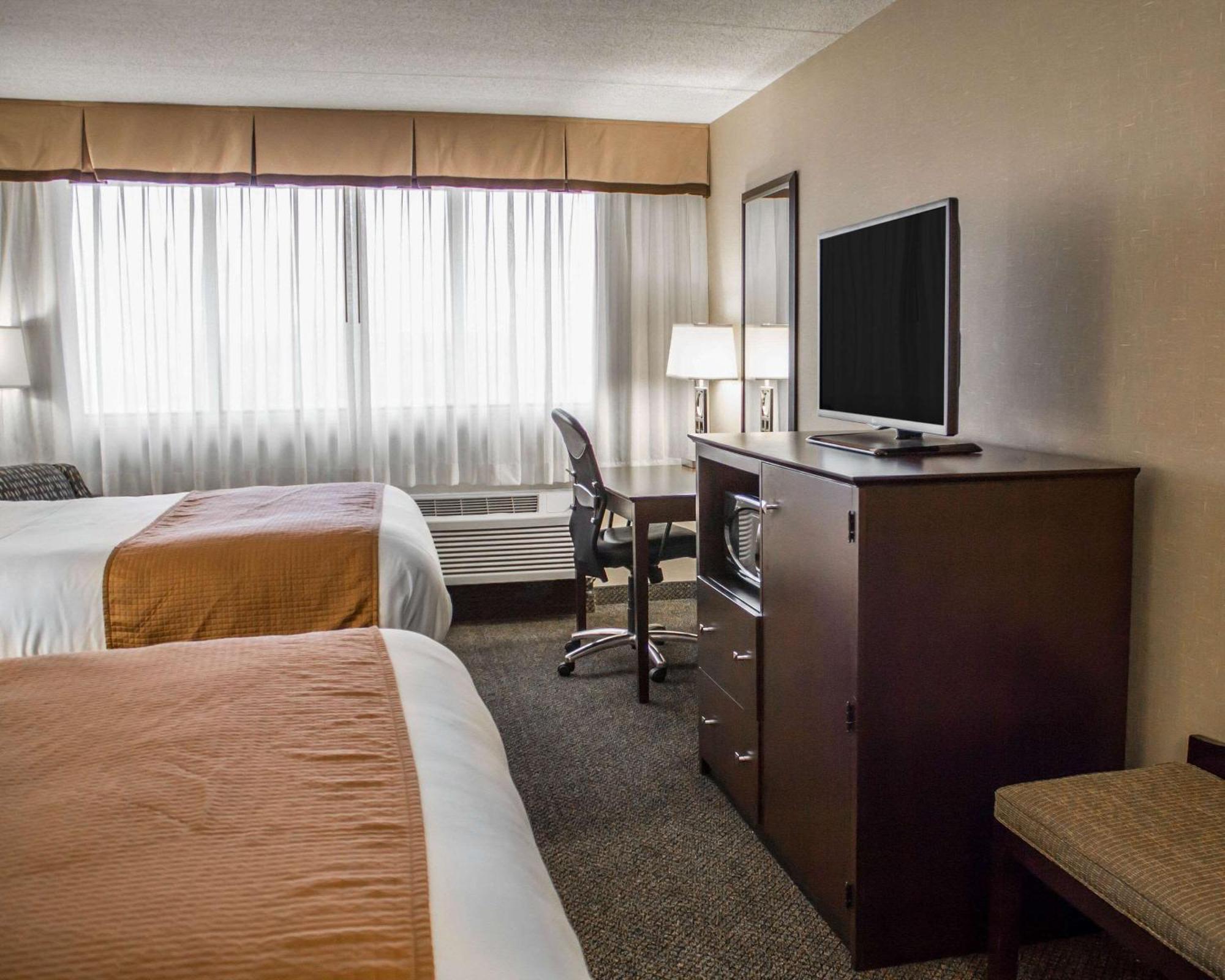 Comfort Inn & Suites Wadsworth Bagian luar foto