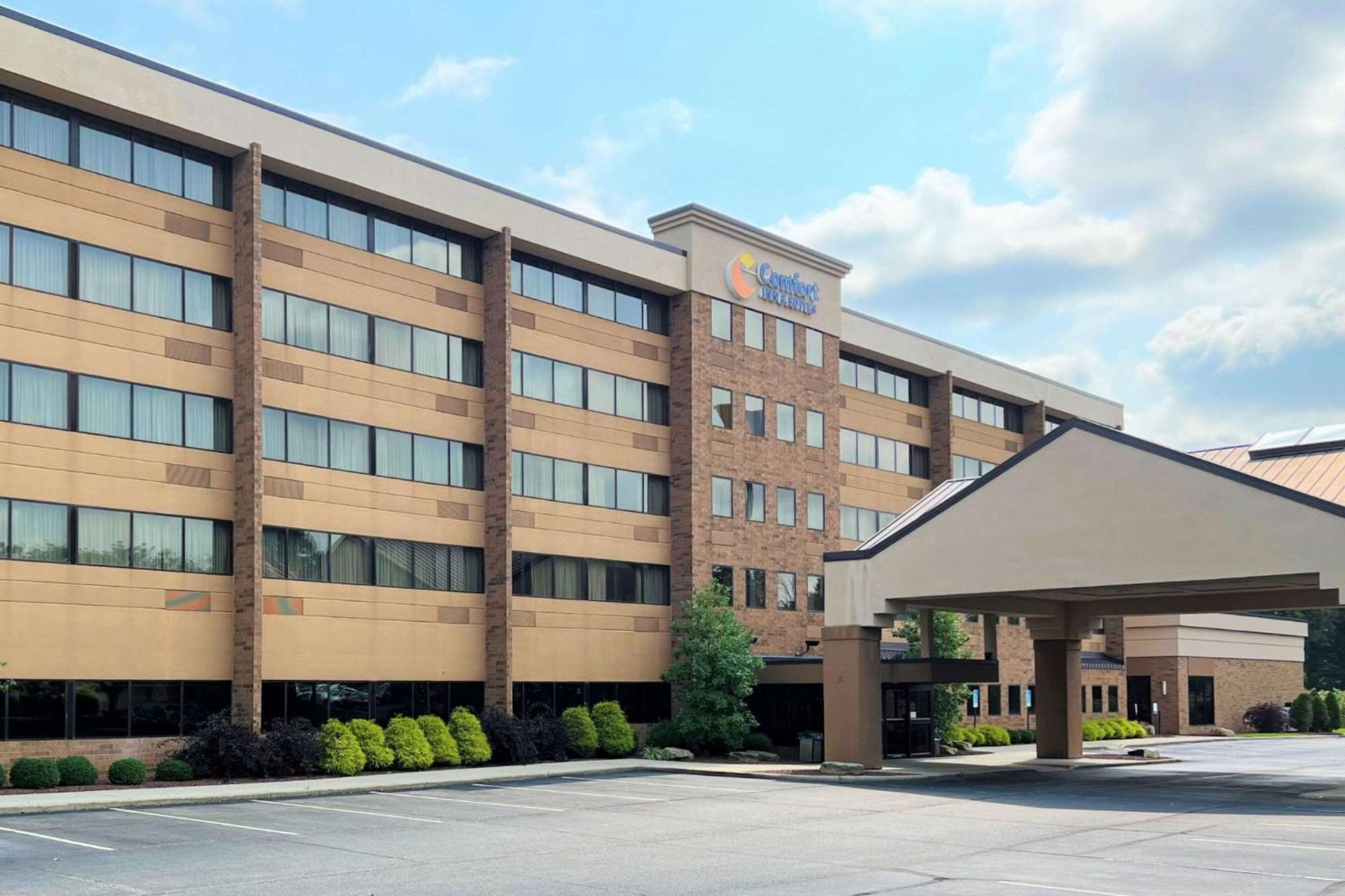 Comfort Inn & Suites Wadsworth Bagian luar foto