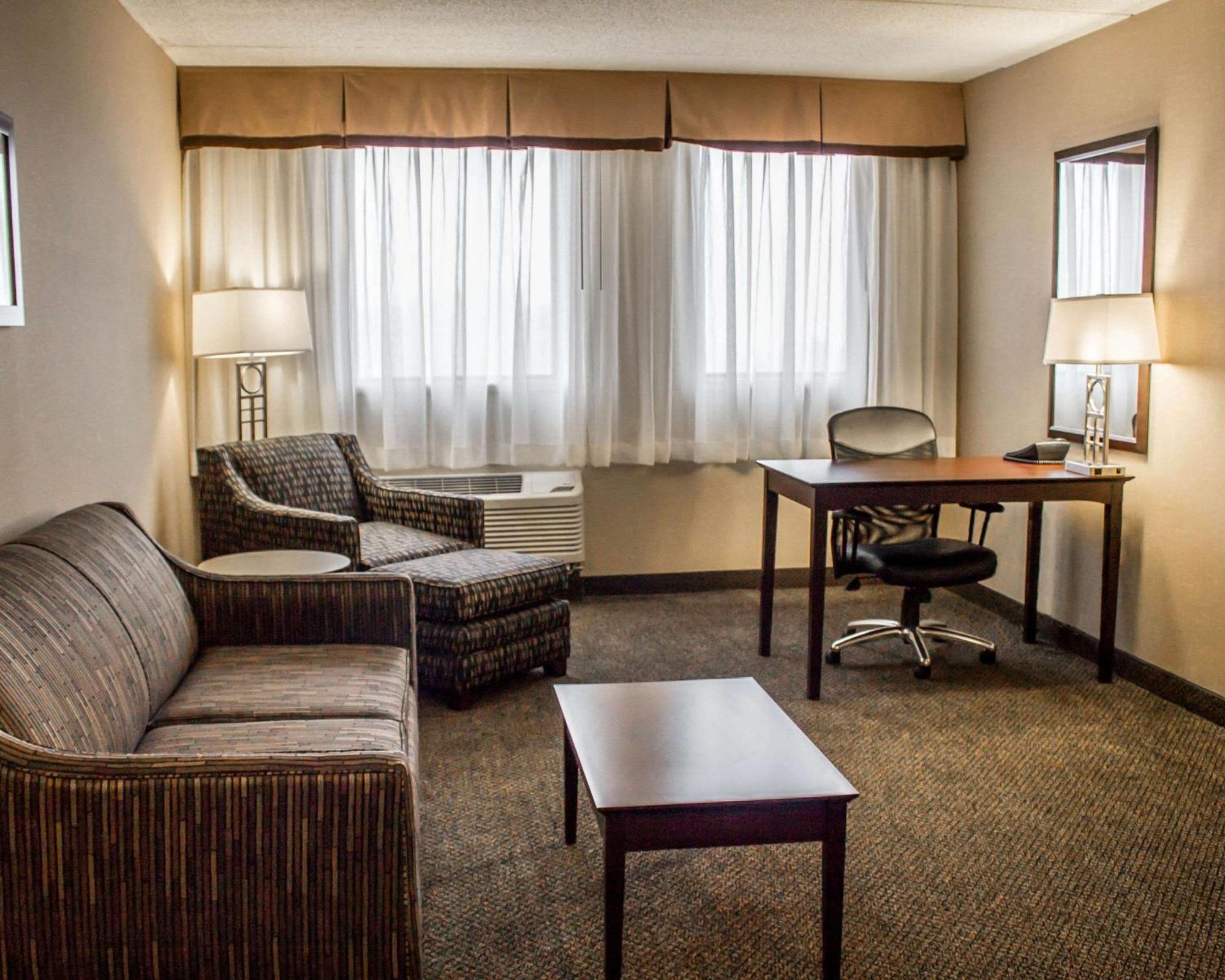 Comfort Inn & Suites Wadsworth Bagian luar foto