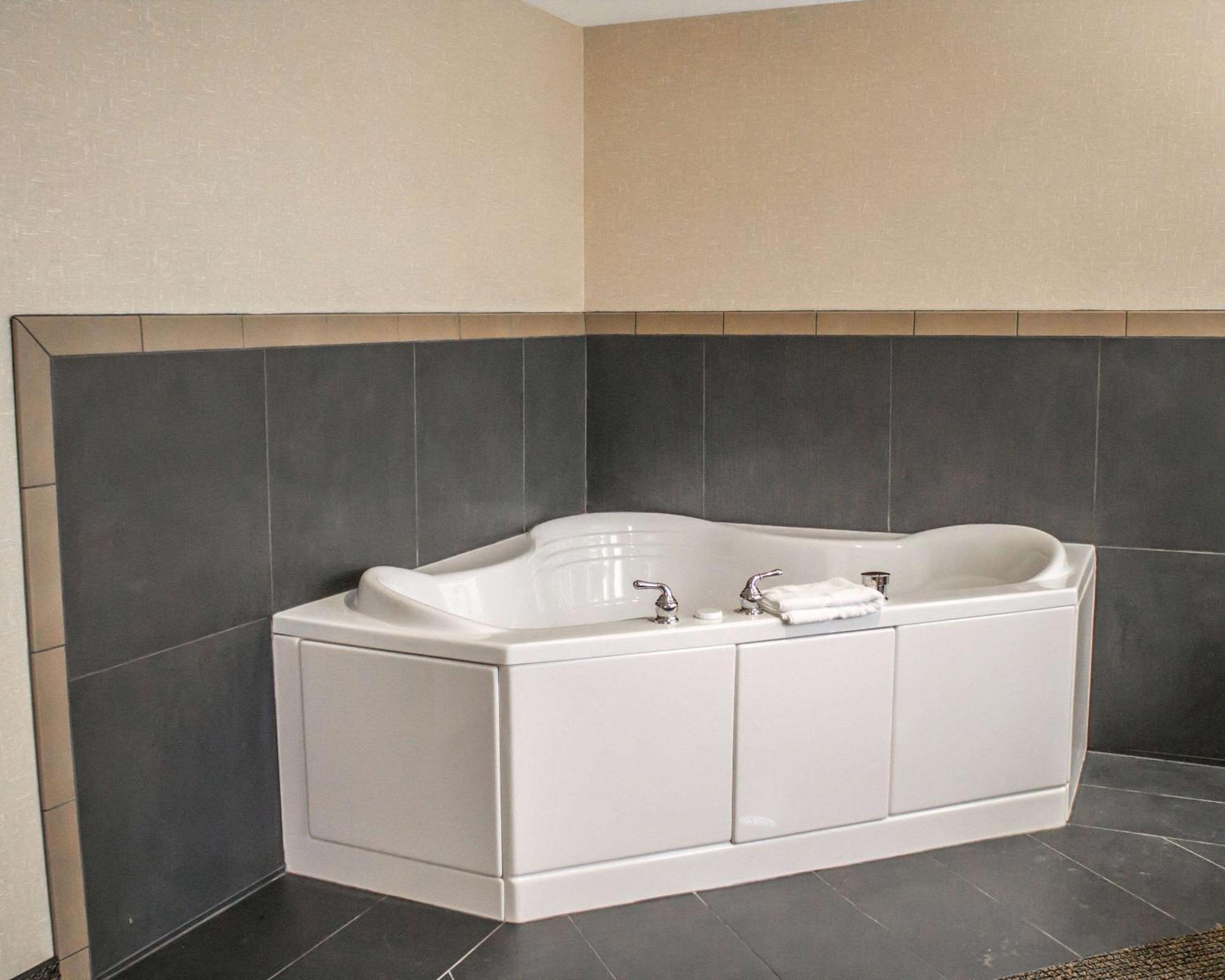 Comfort Inn & Suites Wadsworth Bagian luar foto