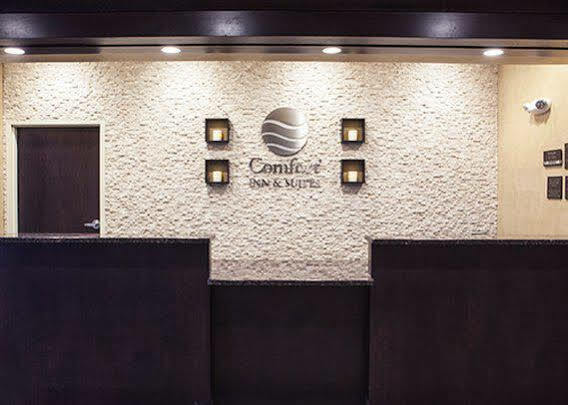 Comfort Inn & Suites Wadsworth Bagian luar foto